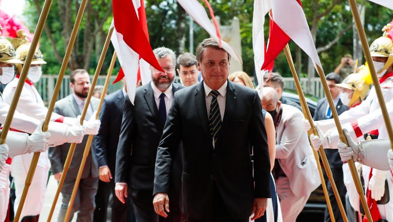 Bolsonaro pede que diplomatas levem verdade do Brasil ao exterior