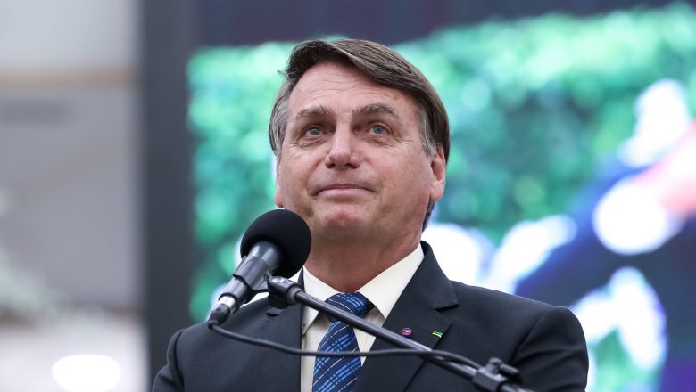 Bolsonaro prorroga novamente corte de jornada e salário