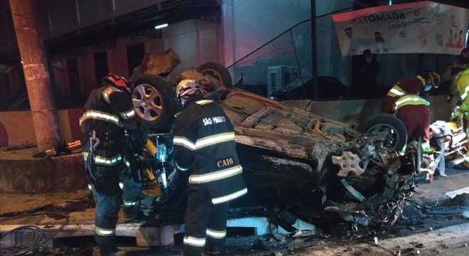 Carro capota e 4 jovens morrem em acidente na Anhanguera, em SP