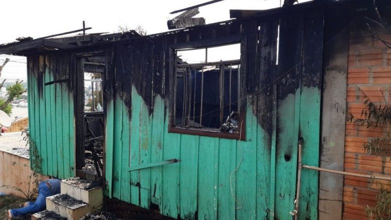 Casa é destruída pelo fogo, mas bíblia fica intacta em Pato Branco, no Paraná
