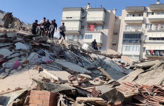 Cidade bíblica de Esmirna é a mais atingida em terremoto na Turquia