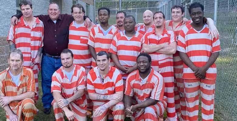 Diecisiete reclusos son bautizados en una cárcel de Mississippi