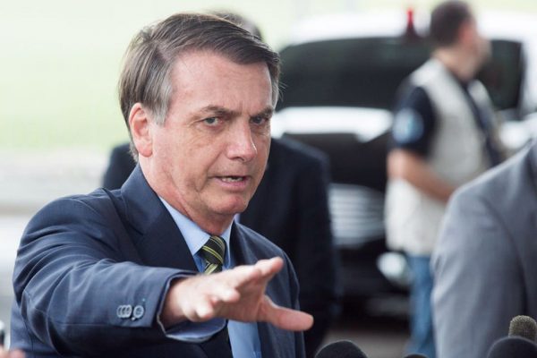 Durante entrevista, Bolsonaro afirma que não tomará vacina chinesa por “descrédito”