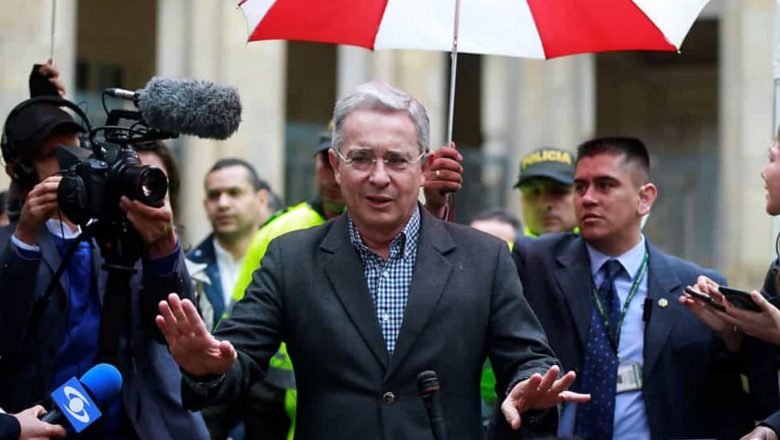 Ex-presidente da Colômbia Álvaro Uribe deixa prisão domiciliar após dois meses