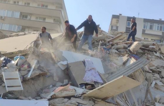 Forte terremoto atinge Turquia derruba prédio e deixa mortos