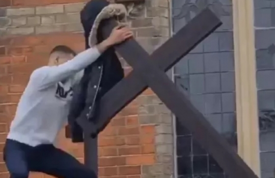 Homem é preso após arrancar cruz da fachada de igreja em Londres