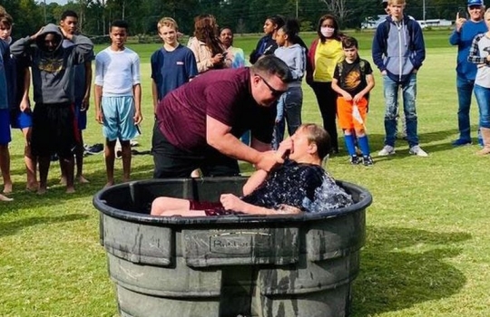 Jovens aceitam Jesus e são batizados durante treino de futebol nos EUA