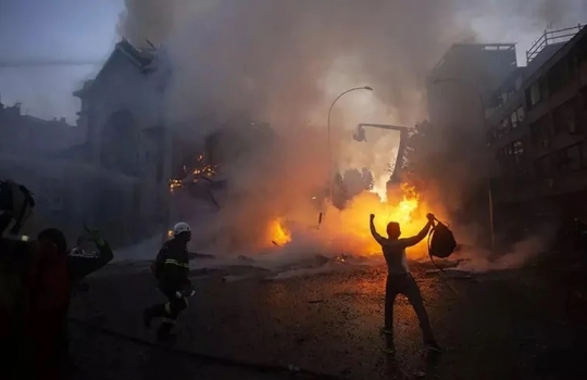 Manifestantes encapuzados incendeiam 2 igrejas durante protestos no Chile