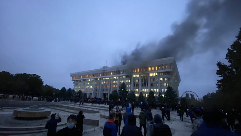 Manifestantes invadem parlamento e incendeiam Casa Branca do Quirguistão; assista
