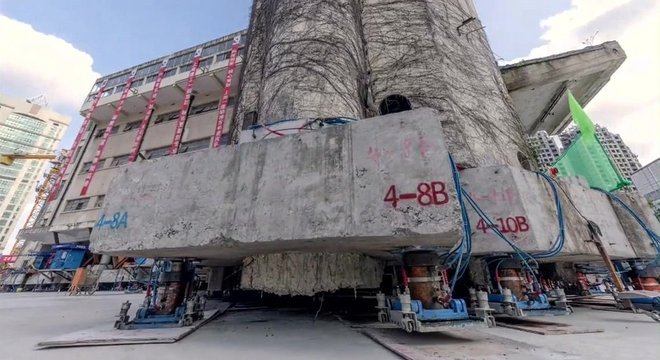 O incrível transporte de prédio de cinco andares na China