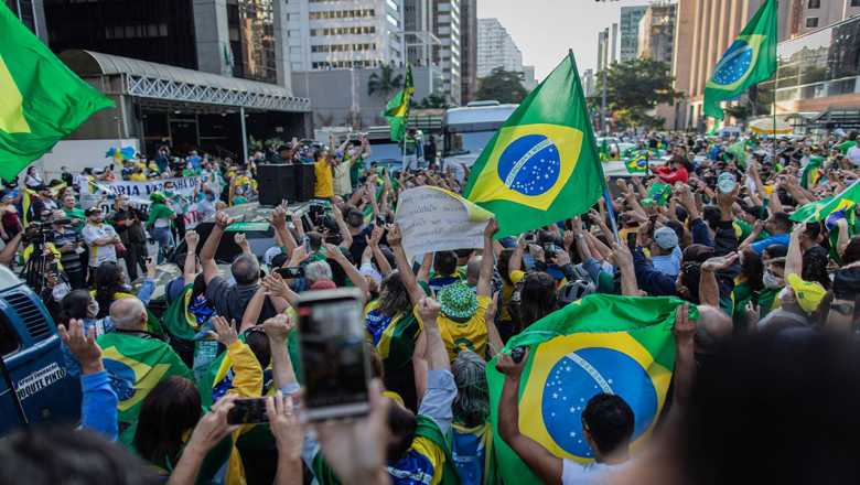 O número de brasileiros de Direita é quase três vezes maior que o número de esquerdistas, diz pesquisa