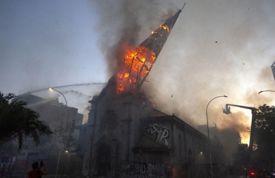 Políticos e líderes cristãos dizem que incêndio em igrejas no Chile é ato de `cristofobia´