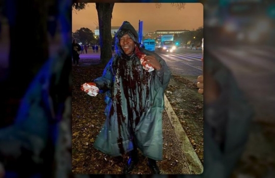 Pregador é atacado por satanista com balde de sangue durante culto nos EUA