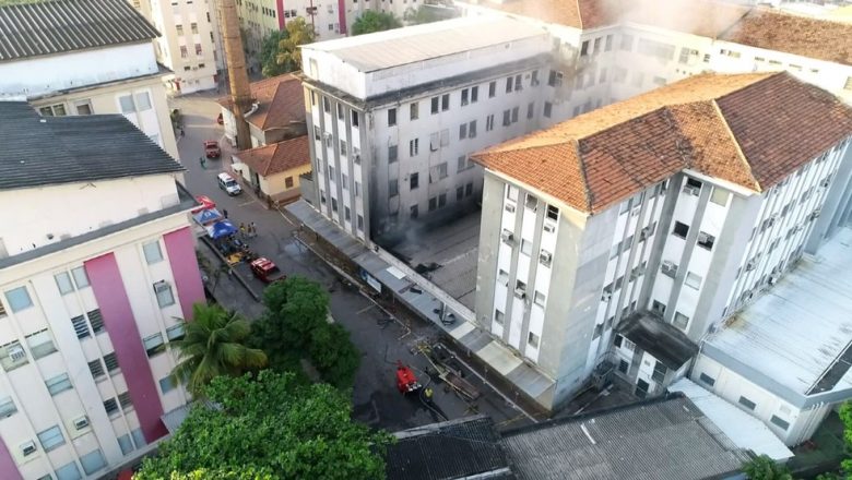 Quase 24 horas após incêndio no Hospital Federal de Bonsucesso, ainda sai fumaça do Prédio 1