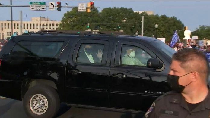 Trump sai de carro do hospital para cumprimentar apoiadores