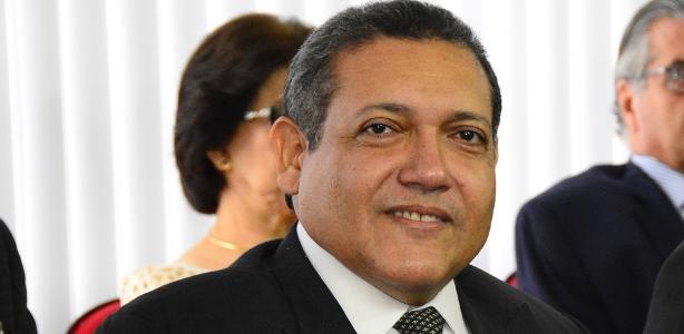 URGENTE: Bolsonaro confirma indicação de Kassio Nunes ao STF