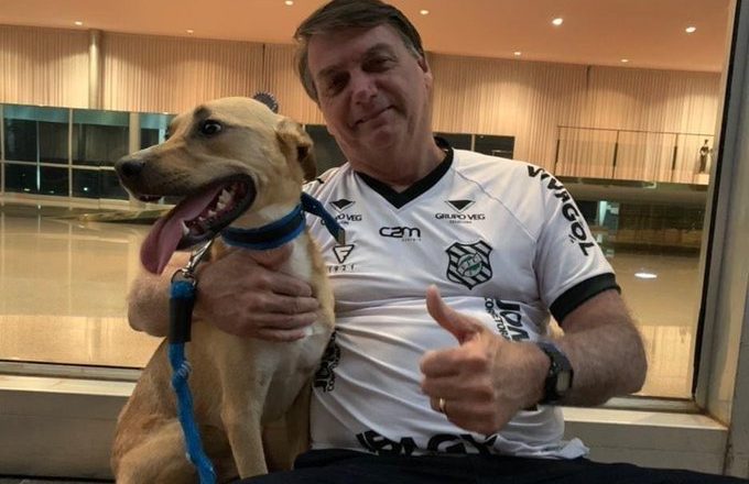 “Vacina obrigatória só aqui no Faísca”, diz Bolsonaro ao lado de um cão