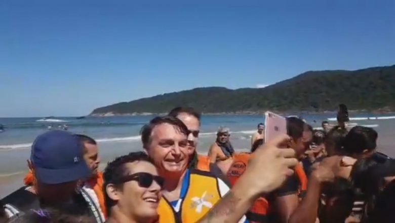 Vídeo: Bolsonaro atrai multidão de cidadãos em praia do Guarujá