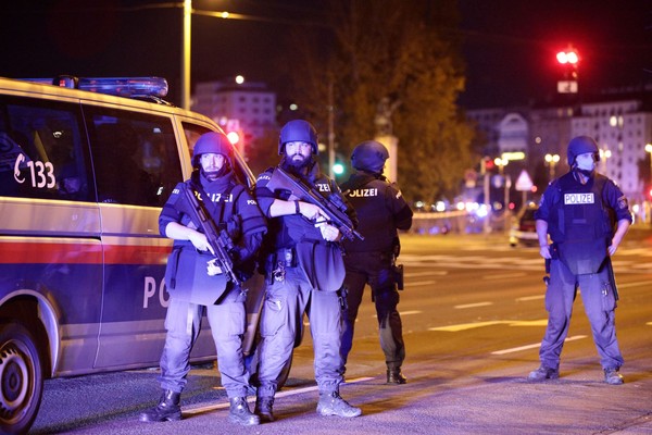 Ataque terrorista perto de sinagoga deixa 4 mortos e 14 feridos em Viena, capital da Áustria