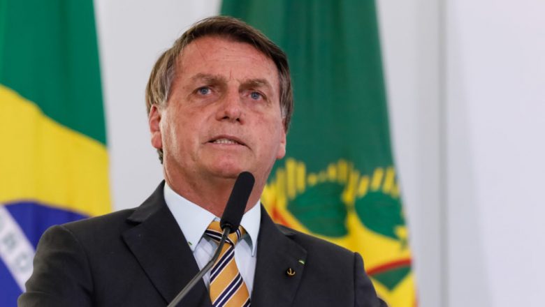 Bolsonaro anuncia reação para reformar sistema eleitoral, diz que foi ‘roubado demais’ e defende voto impresso
