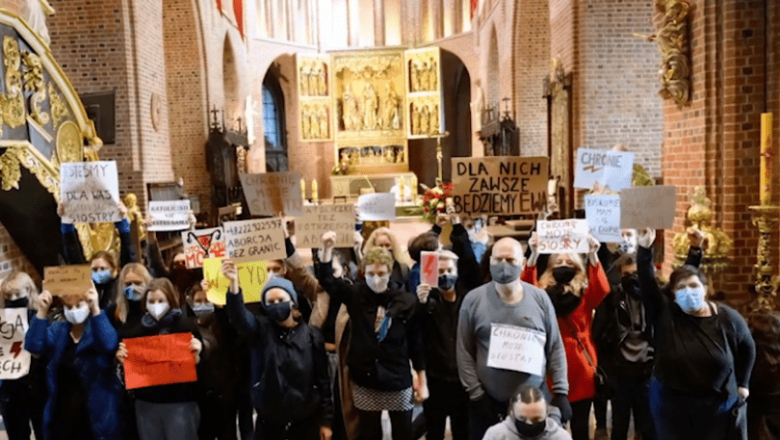 Católicos fiéis na Polônia enfrentam manifestantes que tentam vandalizar estátuas e igrejas