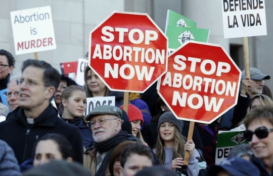 Cerca de 40% dos eleitores dos EUA acreditam que o aborto deveria ser ilegal, diz pesquisa