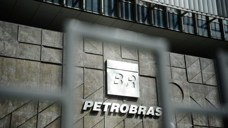 Ex-diretores da Petrobras são condenados por corrupção