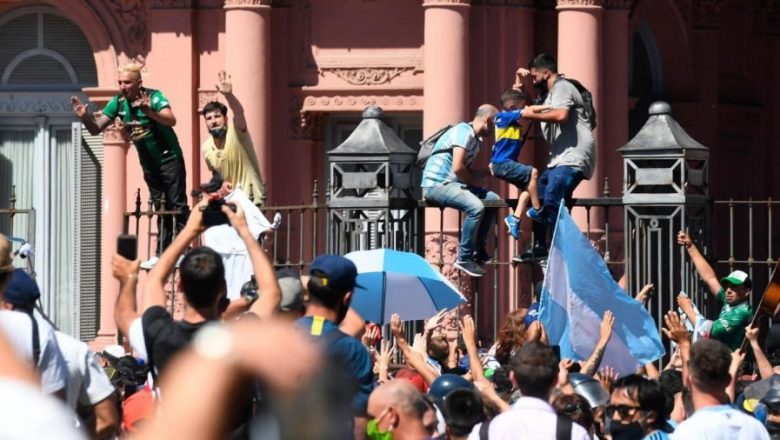 Fãs invadem Casa Rosada em velório de Maradona