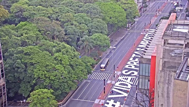 Frase ‘Vidas Pretas Importam’ é pintada na Avenida Paulista