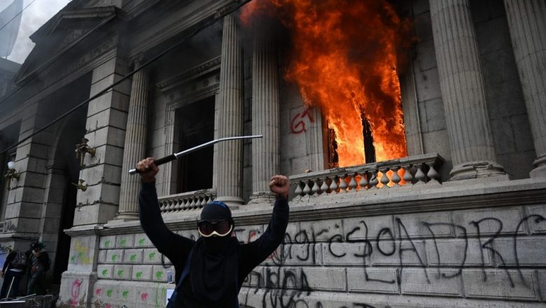 Militantes de extrema- esquerda colocam fogo na sede do Congresso da Guatemala