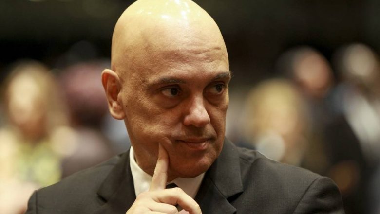 Moraes prorroga inquérito que apura se Bolsonaro interferiu na PF e dá 5 dias para PGR opinar sobre depoimento