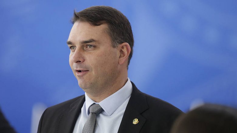 MP denuncia Flávio Bolsonaro e Queiroz por ‘rachadinha’ na Alerj – Política Estadão