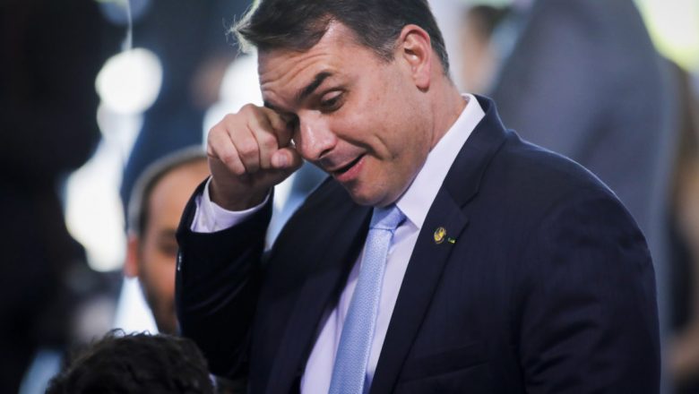 MP diz que Flávio Bolsonaro comprou 12 salas com dinheiro de origem incerta – Poder360