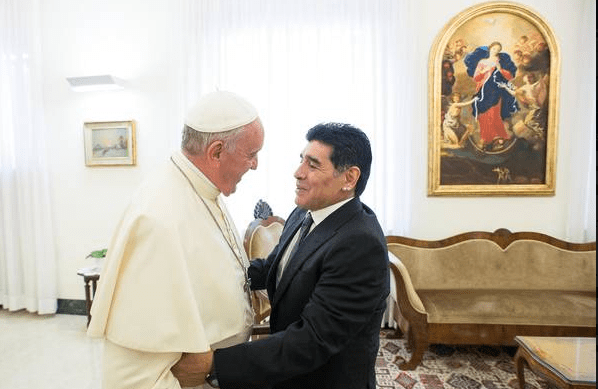 Papa Francisco lamenta morte de Maradona