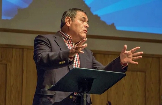 Pastor realiza reuniões de oração diariamente com sua igreja há 24 anos, nos EUA