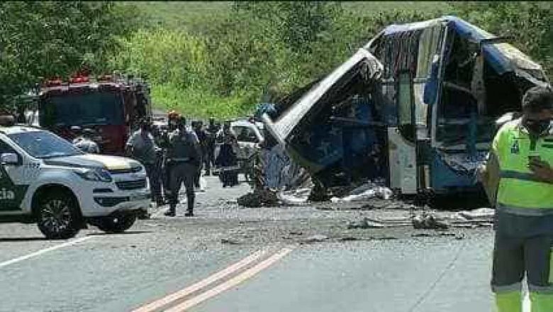 Prefeitura de Itaí decreta luto pelo acidente entre ônibus e caminhão