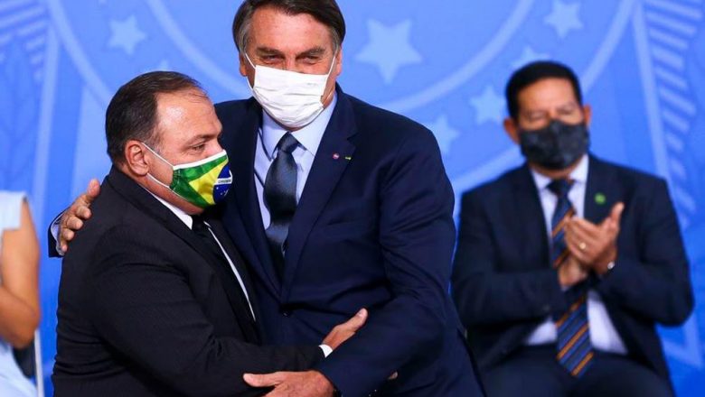 Testes de Covid encalhados: Bolsonaro ignora falha do ministério e coloca culpa em estados e municípios