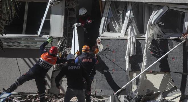 Turquia busca por cerca de 180 pessoas soterradas após terremoto