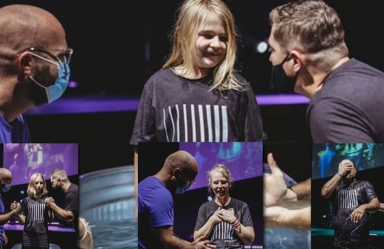 Um ano após menina levar família para a igreja, todos são batizados juntos