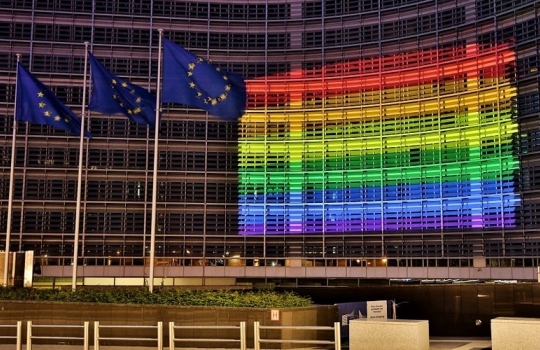 União Europeia exige que países adotem nova legislação para promover `direitos LGBT´