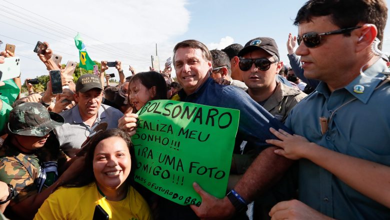 Vídeo: Bolsonaro é festejado e recebido por cidadãos ao andar de carro pelas ruas do Amapá
