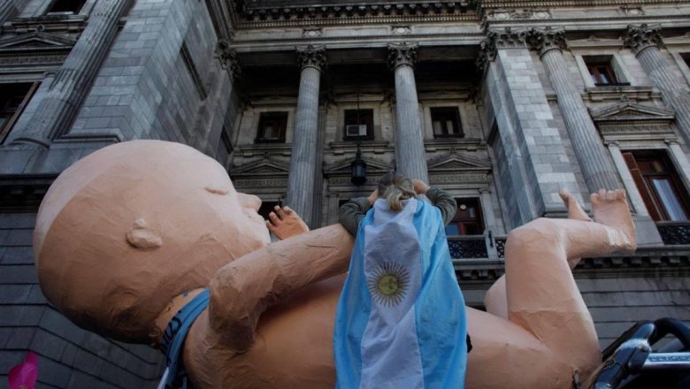 Senado da Argentina aprova legalização do aborto no país