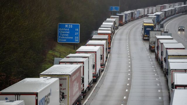 A imagem de centenas de caminhões presos que reflete o caos vivido no Reino Unido pela nova variante do coronavírus – BBC News Brasil