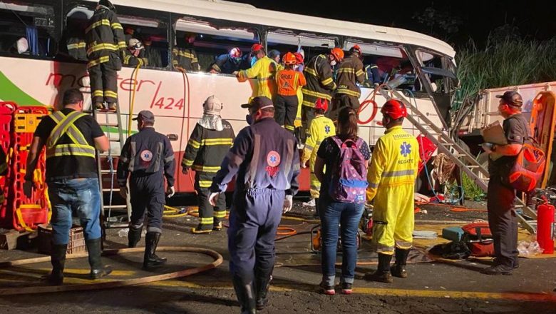 Acidente entre ônibus e caminhão mata 7 pessoas e deixa outras 34 feridas na Rodovia Assis Chateaubriand
