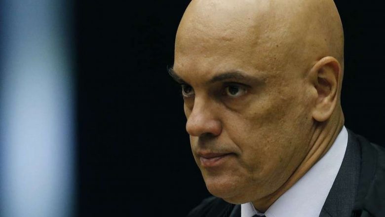 Alexandre de Moraes decide que Bolsonaro não pode desistir de prestar depoimento à PF