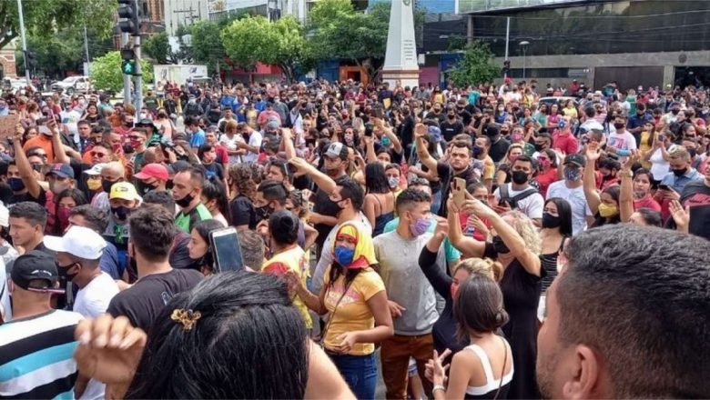 Após protestos em Manaus, governador autoriza reabertura do comércio