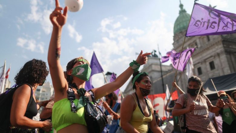 Argentina legaliza o aborto e se põe na vanguarda dos direitos sociais na América Latina – EL PAÍS Brasil