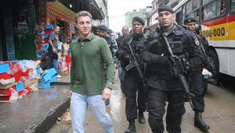 Ativista questiona Luciano Hulk após crítica a Bolsonaro: “Já desarmou seus seguranças?”