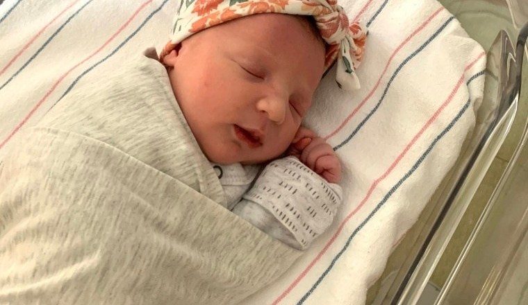 Bebê nascido aos 28 anos bate recorde de nascimento de embrião congelado