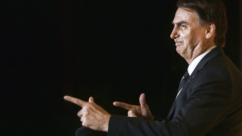 Bolsonaro anuncia que “zerou a Alíquota do Imposto de Importação de revólveres e pistolas”